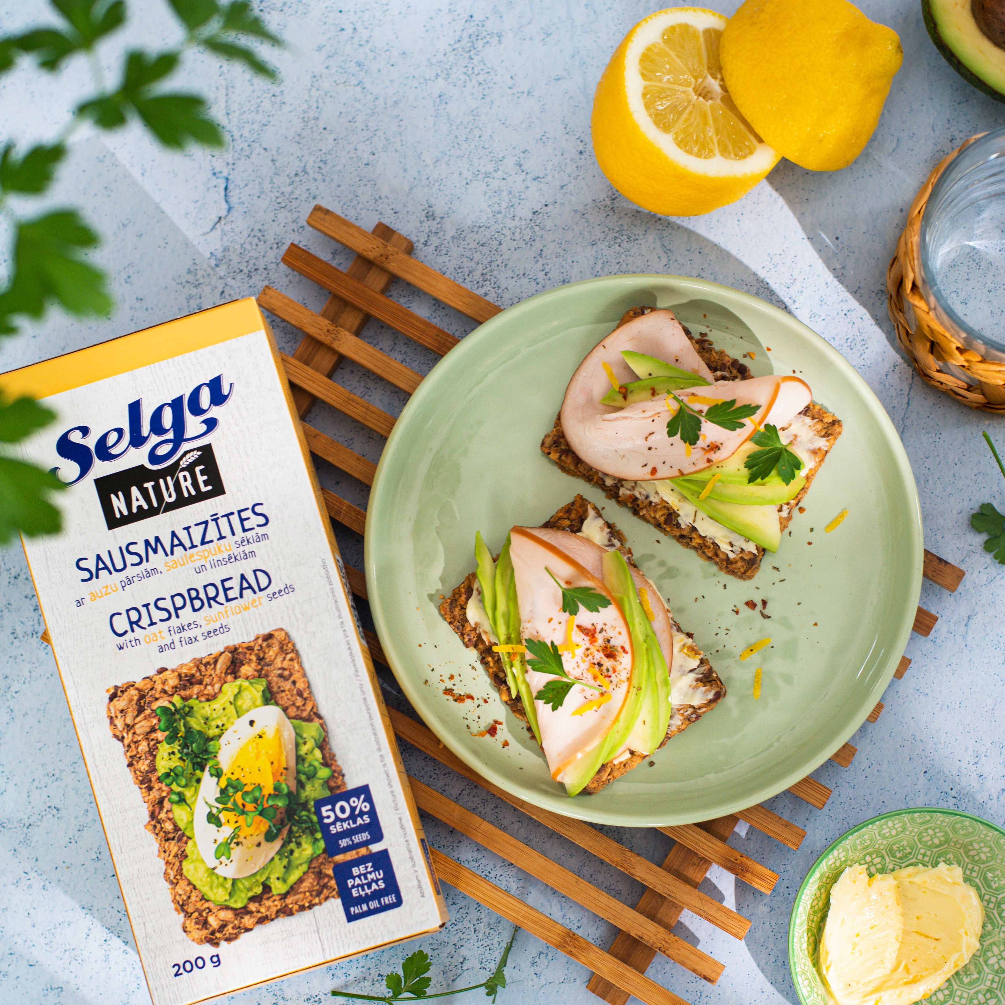 Selga sausmaizītes ar auzu pārslām + kūpināts tītara šķiņķis, avokado un citronu sviests