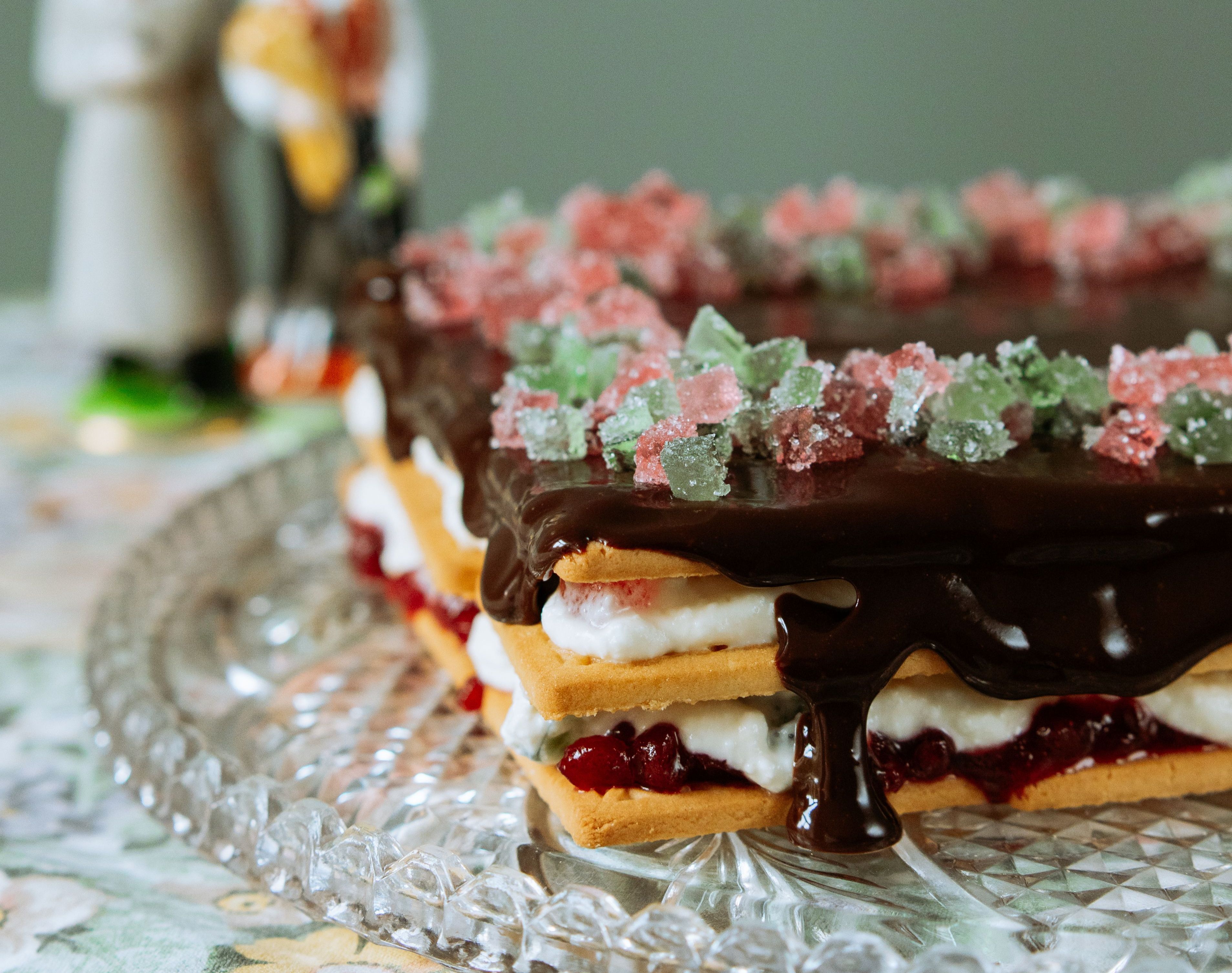 Cepumu un biezpiena kūka ar šokolādes glazūru