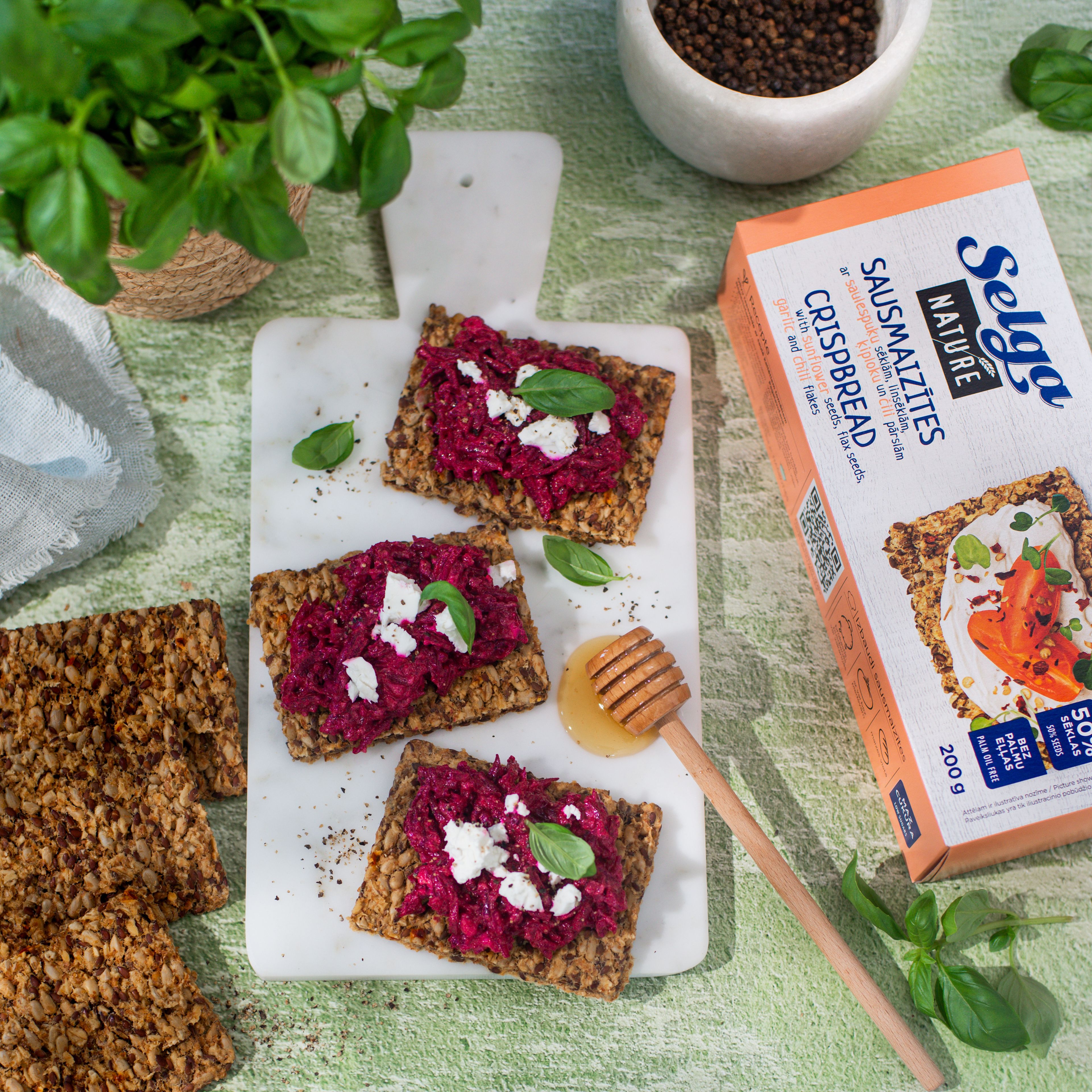 Selga sausmaizītes ar saulespuķu sēklām un čili + biešu salāti ar kazas sieru un medu