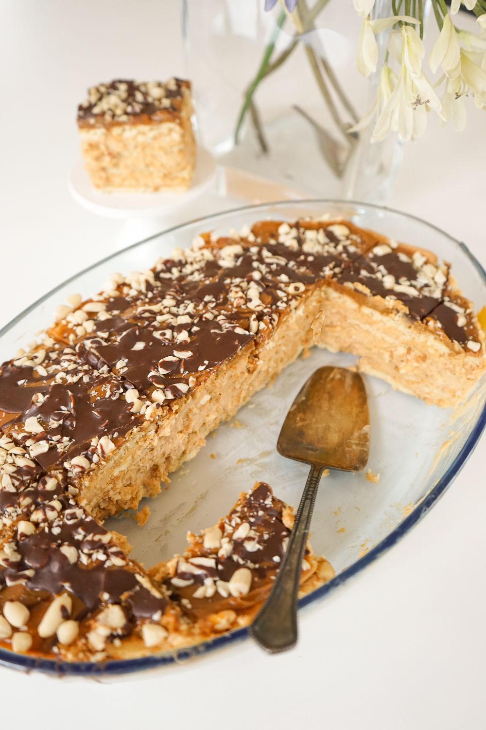 Cepumu kūka ar zemesriekstiem un karameli